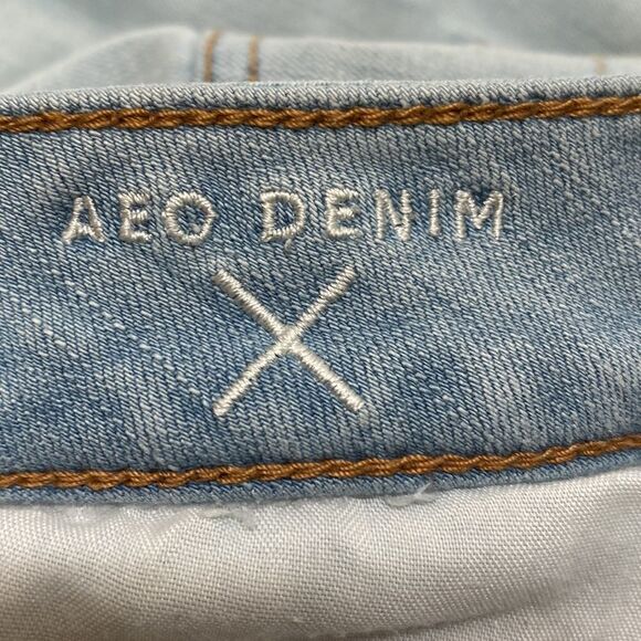 American Eagle Light Wash Ripped Jegging Crop Jeans 2/26 Long - Picture 5 of 7